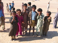041212235924_kids_in_desert