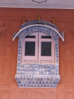 041209023338_window_of_phool_mahal