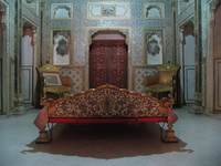 041209025048_royal_bed