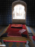 041211010416_royal_bed