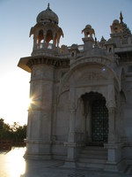 041216032426_sun_behind_jaswant_thada