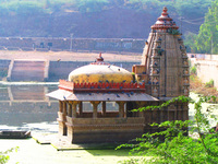 041221110528_temple_in_the_lake