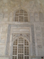 041226141102_white_windows_of_taj_mahal