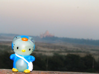 041227171652_hello_kitty_and_taj_mahal