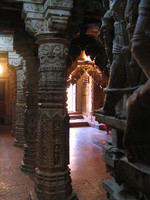 041214214524_colonnades_in_the_jain_temple