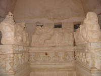 048_statues_in_3_brother_tombs