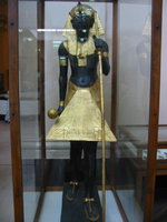 034_pharaoh_statue_guarding_the_entrance
