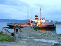 11031012_abandoned_boat_in_ushuaia