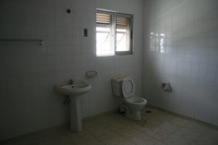 070927134854_queen_bathroom_for_buganda_king_palace