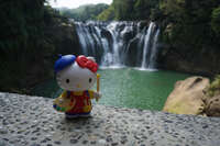 20160406133004_Hello_kitty_and_Shifen_Waterfall