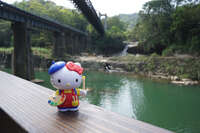 20160406134320_Hello_kitty_and_Shifen_Waterfall
