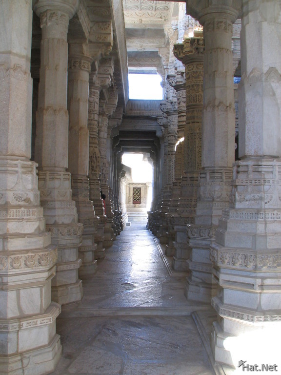 colonnades in ranakpur