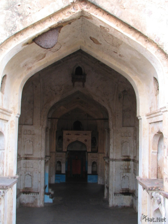 hallway of chaturbhuj temple