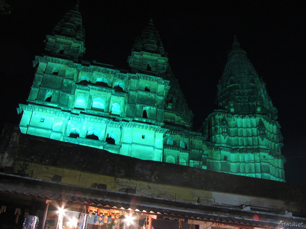 chaturbhuj temple at night