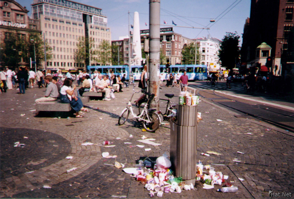 http://www.hat.net/album/europe/holland/003_street_garbage.jpg
