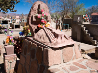 20091013104000_view--tomb_of_musician